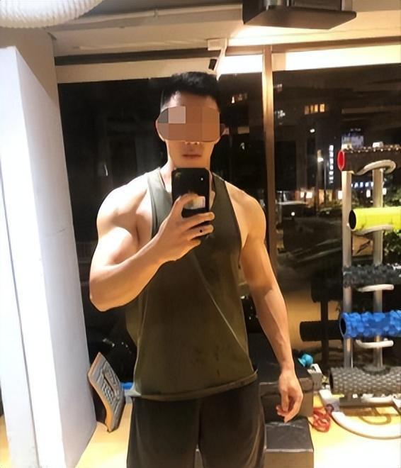 吃瓜抖音网红女和腹肌男,甜蜜互动引网友热议！”