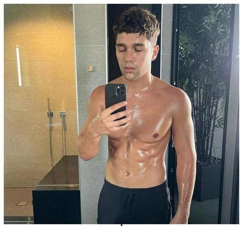 吃瓜抖音网红女和腹肌男,甜蜜互动引网友热议！”