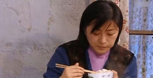 男网红和大妈大爷吃瓜,趣味横生一幕引热议