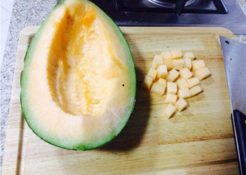 网红鹅吃哈密瓜