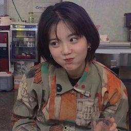 吃瓜女网红图片可爱,可爱吃瓜女网红萌态瞬间”