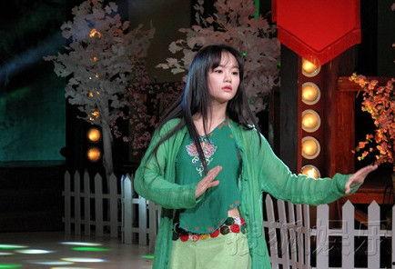 网红聂小倩吃瓜图片,网红美食新风尚