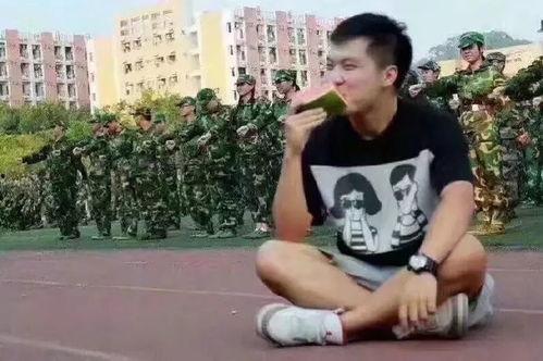 热心的朝阳群众吃瓜网军训女生,军训女生吃瓜网，青春风采引关注