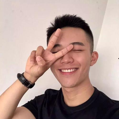 网红男博主吃瓜图片